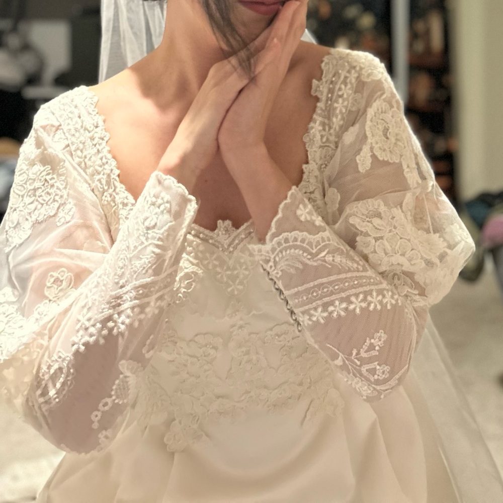 House of Bianchi Vintage Ivory Lace Bridal Gown, Rare - Picture 11 of 15